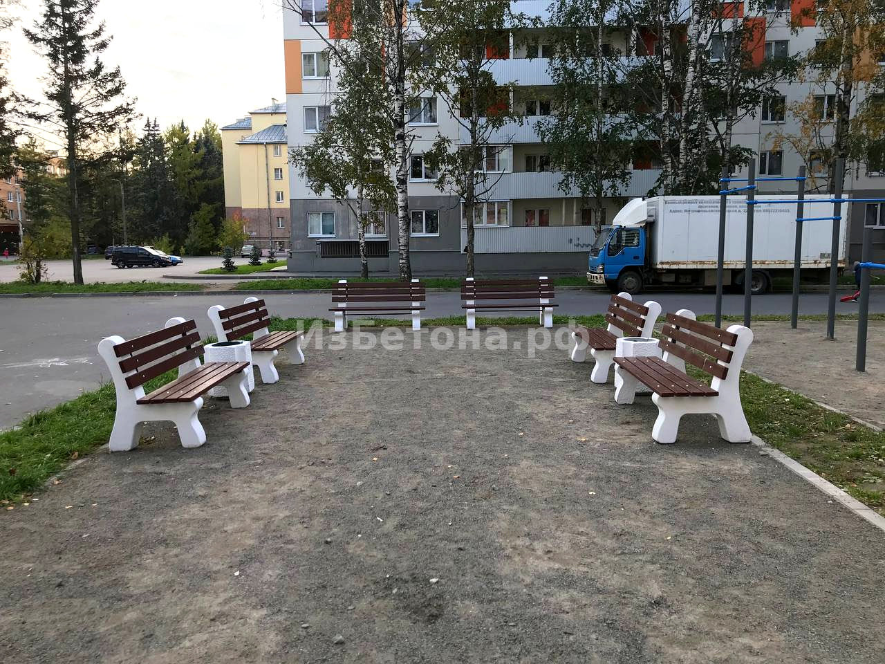 Бетонные скамейки на благоустроенной дворовой площадке