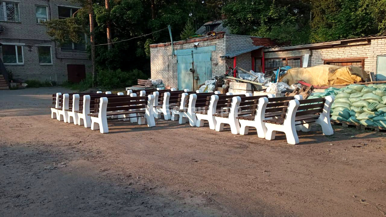 Партия бетонных скамеек перед установкой на объекте