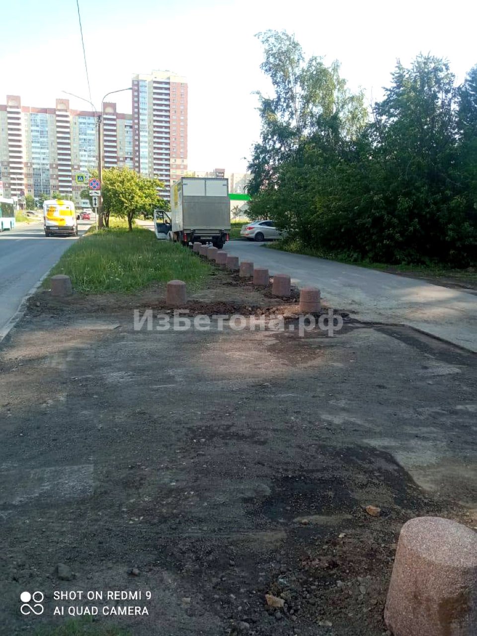 Линия бетонных ограничителей вдоль проезда у жилого квартала