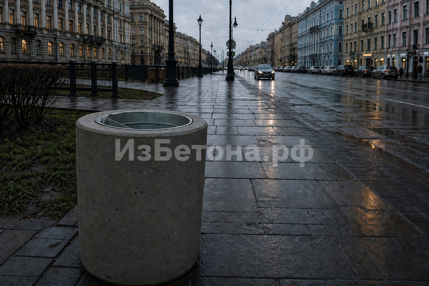Бетонная урна на городской улице